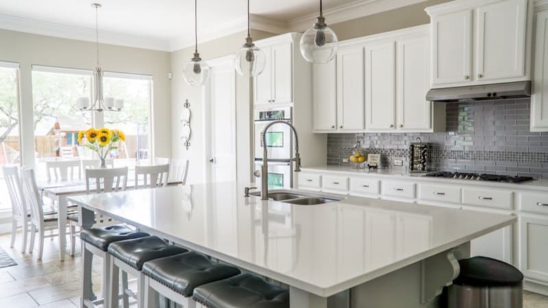 Open kitchen and dining area with glass and aluminium detailing
